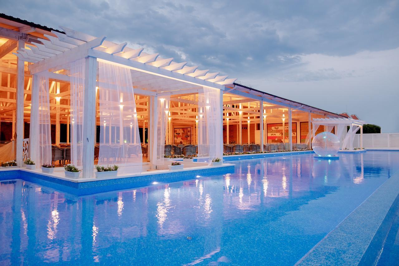 Лучшие отели с бассейном в Сочи