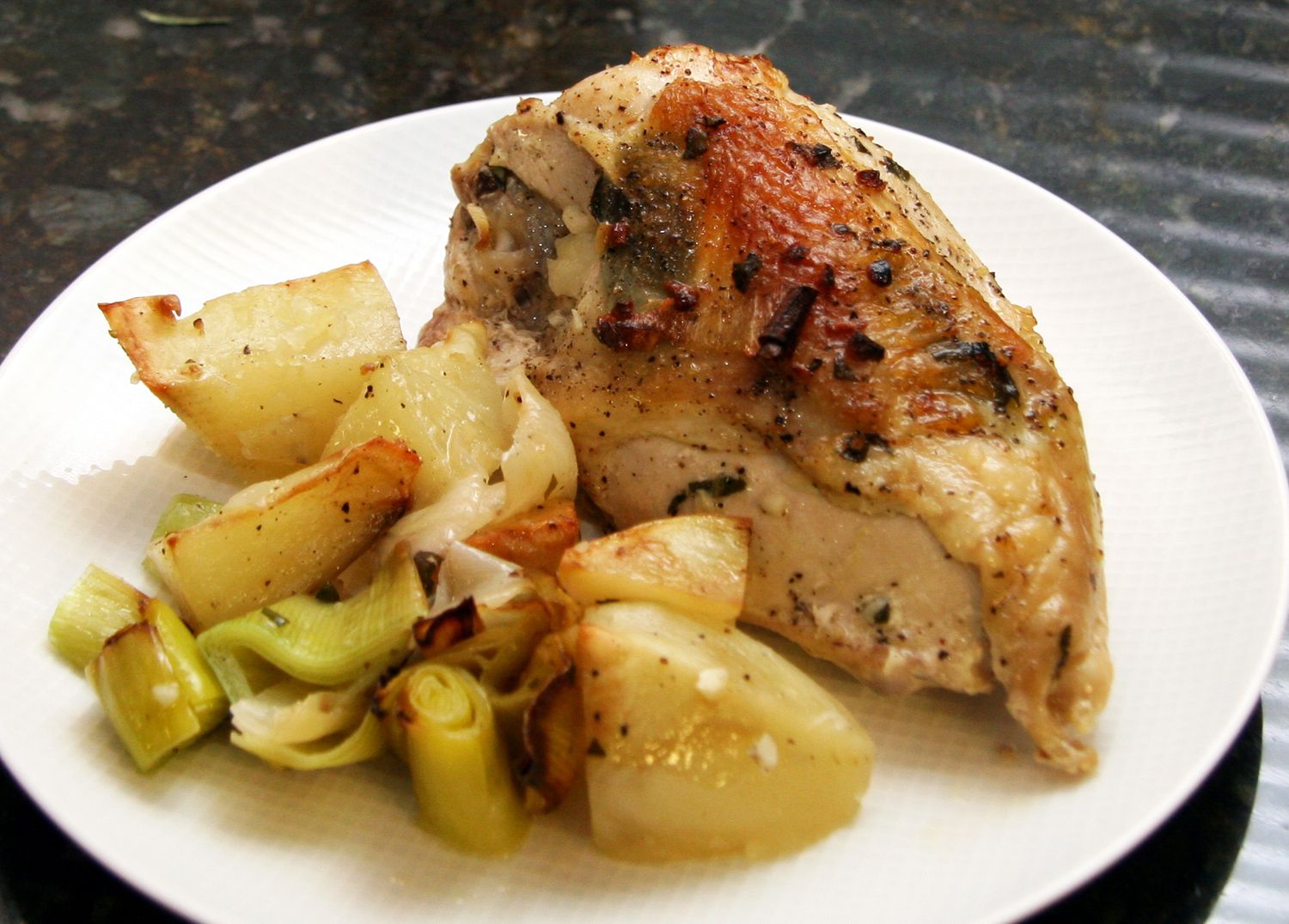 Идеальный рецепт: сочное куриное филе с хрустящей картошкой, приготовленное в духовке