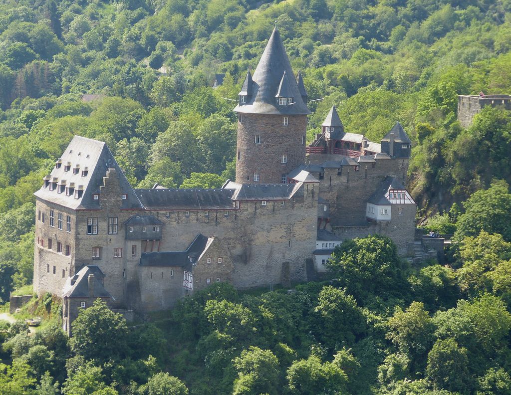 Почему замок Шталек пользуется популярностью у туристов?