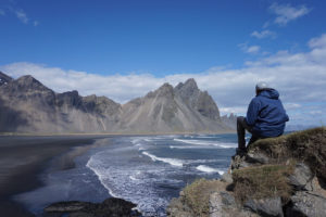 путешественница рассказывает про маршрут по исландии