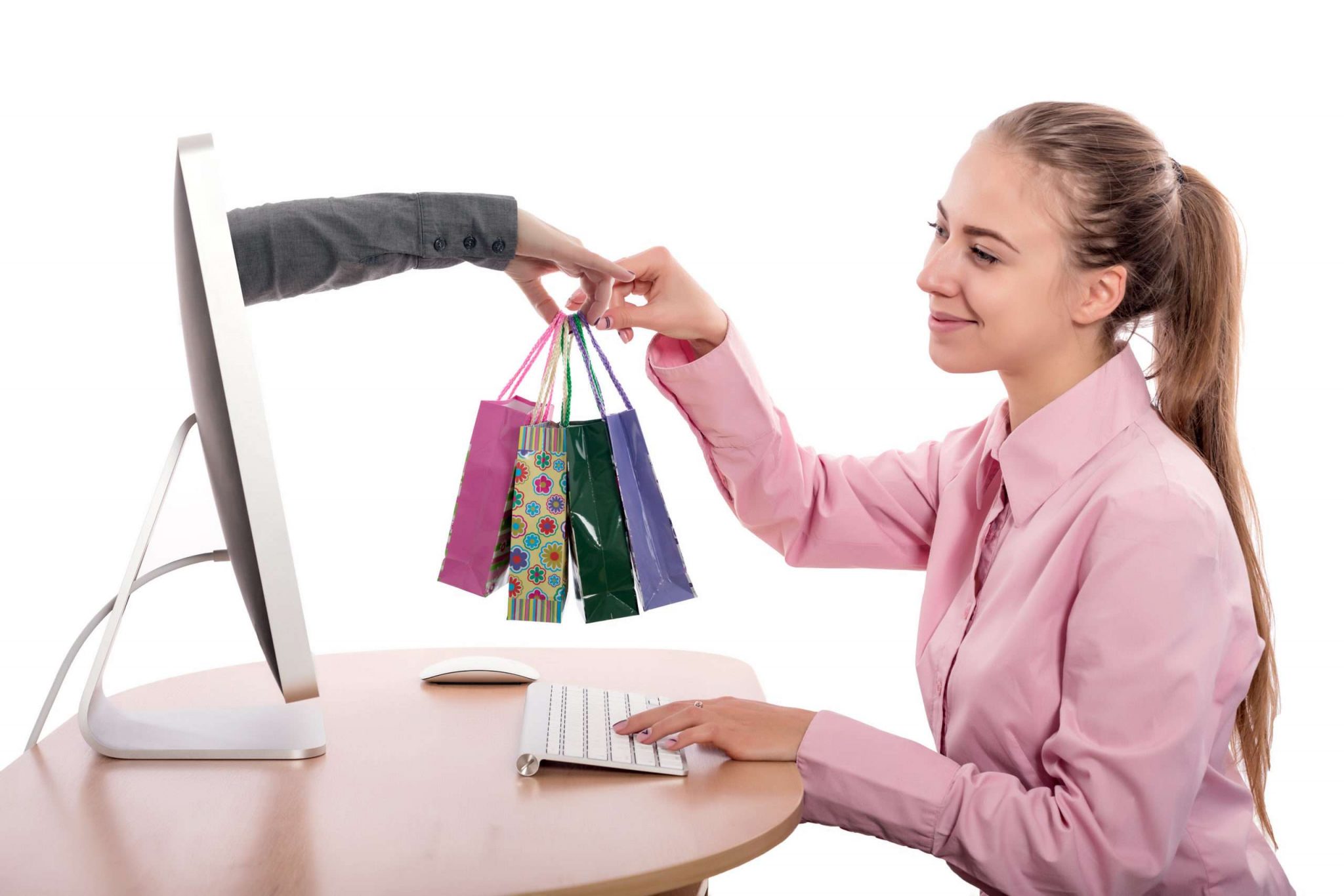 Покупайте в другом месте в. Покупки через интернет. Покупатель в интернете. Покупки в интернете. Человек заказывает в интернете.