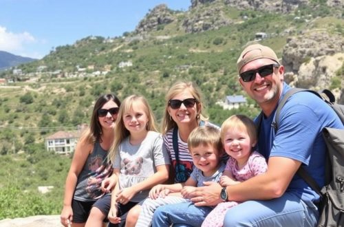 How to Travel with a Large Family: Tips and Tricks for Stress-Free Adventures