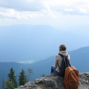 Voyager seul, mais jamais perdu : L’art de trouver son chemin dans la solitude