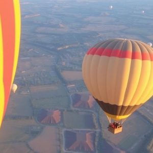 Survoler un pays en montgolfière: la magia de flotar sobre paisajes y recuerdos