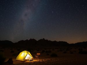 Bajo un cielo infinito: acampar bajo las estrellas en el desierto