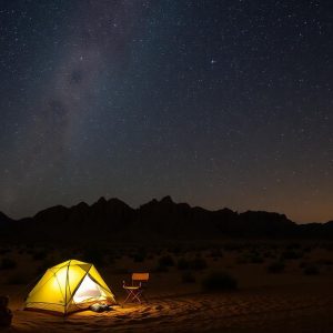 Bajo un cielo infinito: acampar bajo las estrellas en el desierto