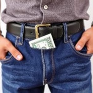 La mejor forma de llevar tu dinero: ¿cinturón de dinero, bolsillo oculto u otra opción segura?