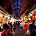 Una sobrecarga sensorial: Navegando los bulliciosos mercados de Marrakech y Bangkok