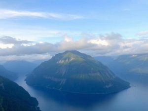 Descubriendo los fiordos noruegos: un viaje entre montañas, agua y leyendas